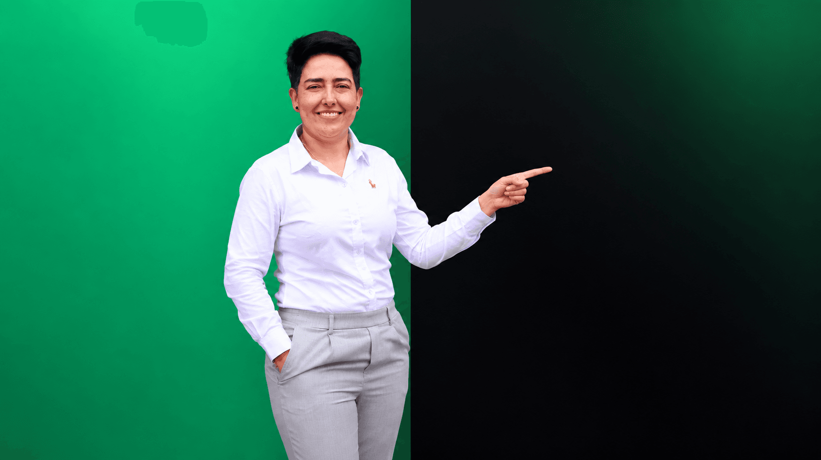 Asesora de NowSpeak señalando el formulario de contacto