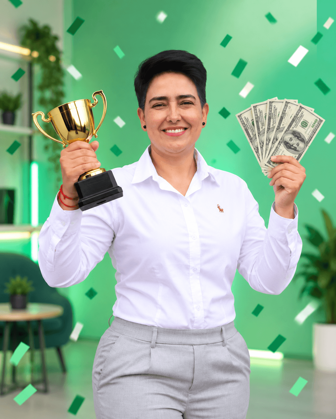 Persona celebrando las recompensas del programa de referidos de NowSpeak